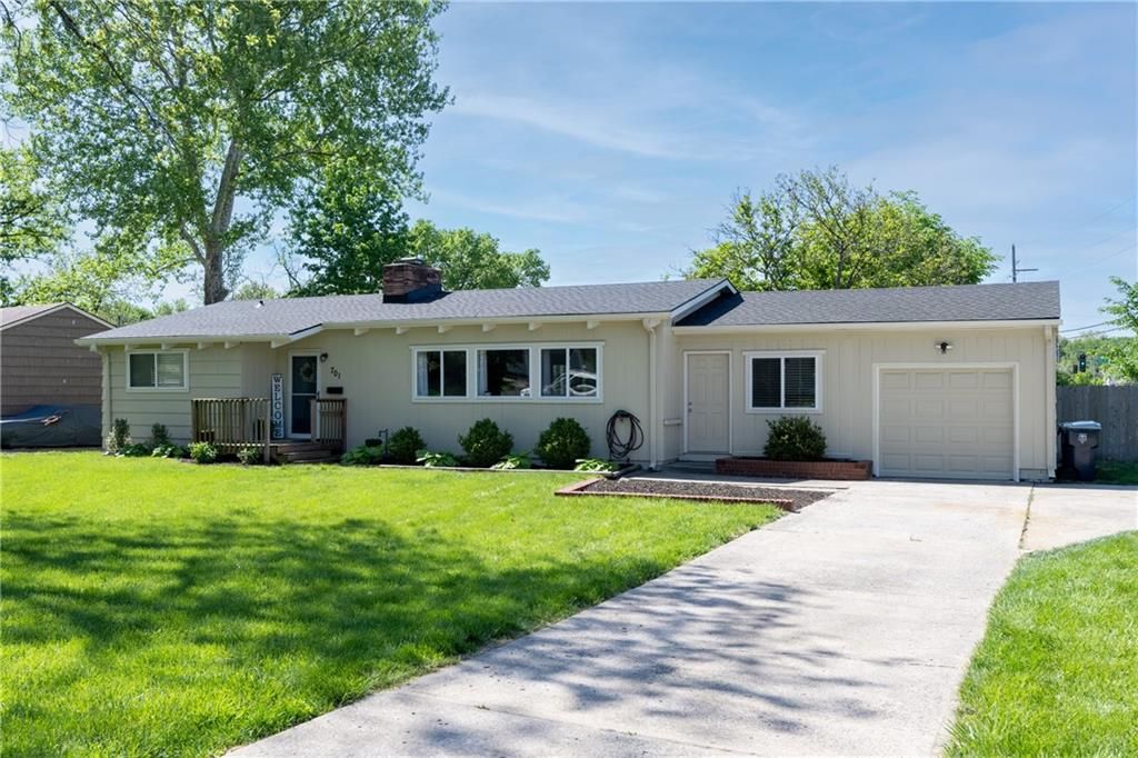 Photo of 701 E 98th Street, Kansas City, MO 64131 (MLS # 2617248)