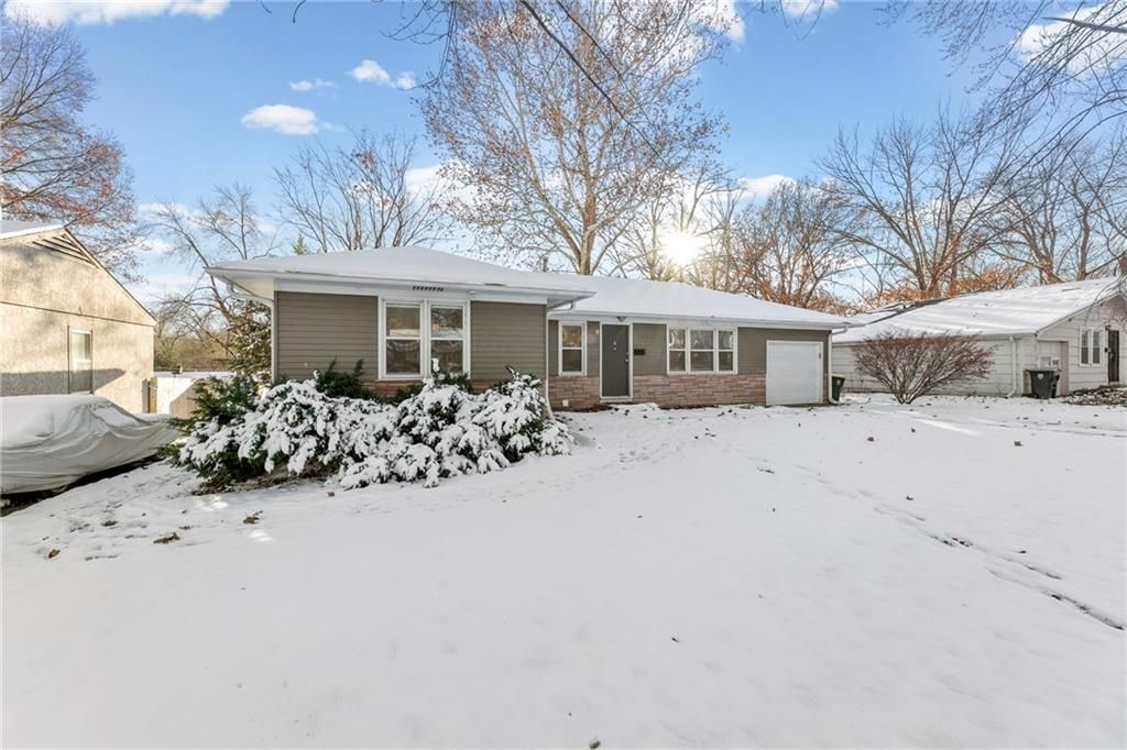 Photo of 8303 E 110th Terrace, Kansas City, MO 64134 (MLS # 2607984)