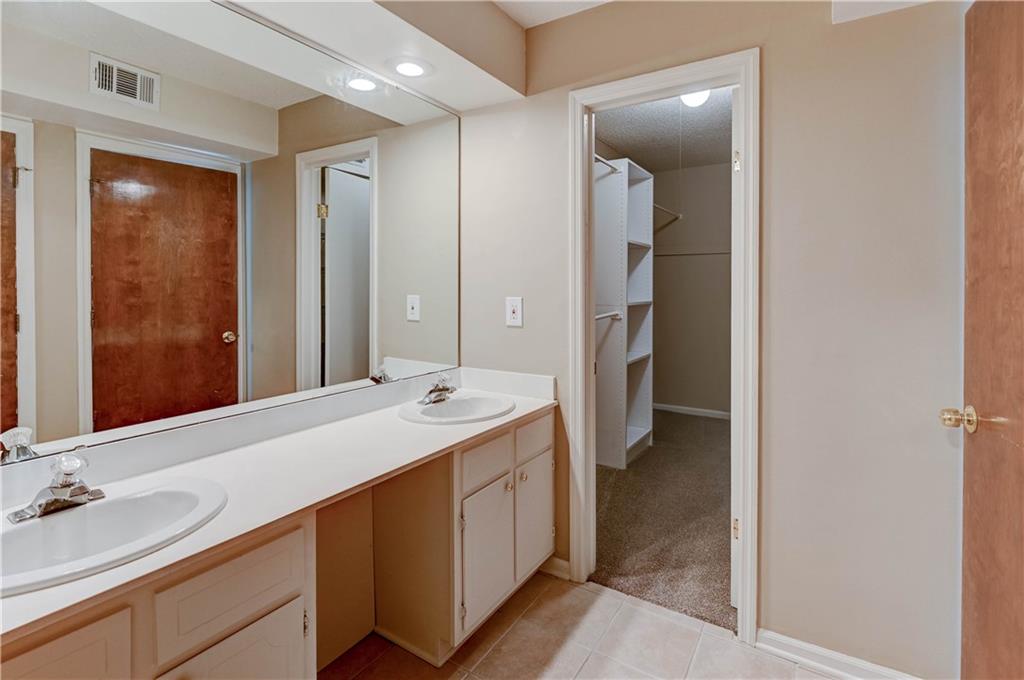 Overland Park, Kansas 66202, United States, 1 Bedroom Bedrooms, ,1 BathroomBathrooms,Residential,Active,11896