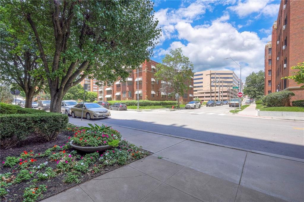 803 W 48th Street 404