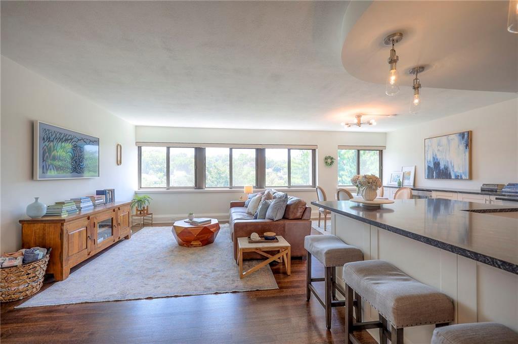 803 W 48th Street 404