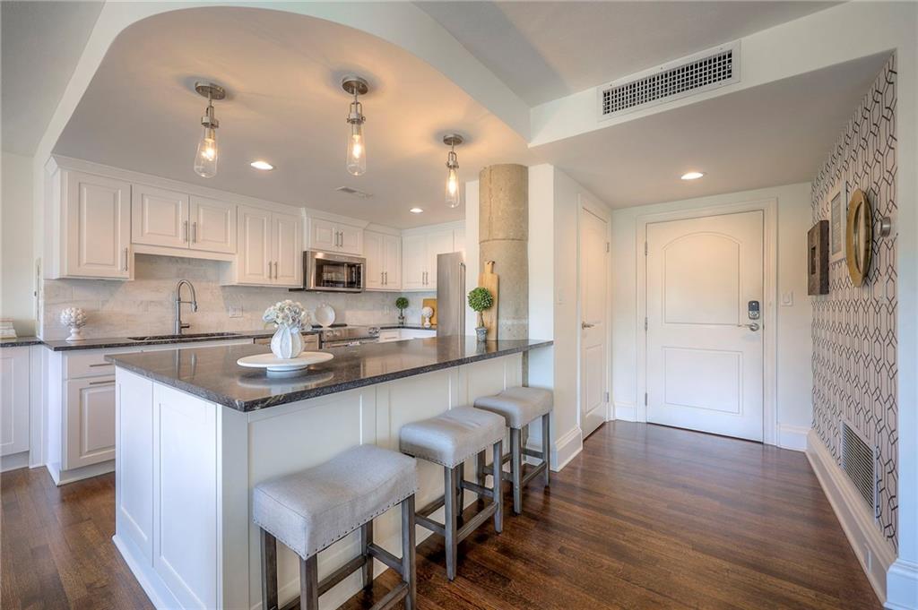 803 W 48th Street 404