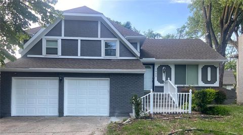 Photo of 1828 E Mohawk Drive, Olathe, KS 66062 (MLS # 2619626)