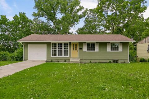 Photo of 4742 Norton Circle, Kansas City, MO 64130 (MLS # 2622896)