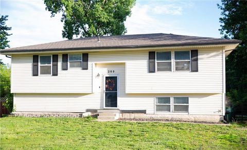 Photo of 209 W Edgewood Drive, Edgerton, KS 66021 (MLS # 2622390)