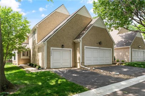 Photo of 12595 Broadmoor Street, Overland Park, KS 66209 (MLS # 2620786)