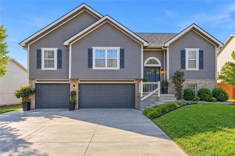 Photo of 1804 SE Kenwood Drive, Blue Springs, MO 64014 (MLS # 2646405)
