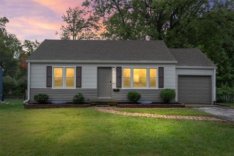 Photo of 5215 W 49th Terrace, Roeland Park, KS 66205 (MLS # 2577421)