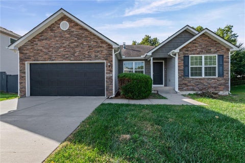 Photo of 3305 NW 87th Street, Kansas City, MO 64154 (MLS # 2647102)