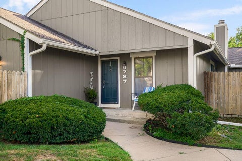 Photo of 4727 N Cliff Hill Circle, Kansas City, MO 64151 (MLS # 2641759)
