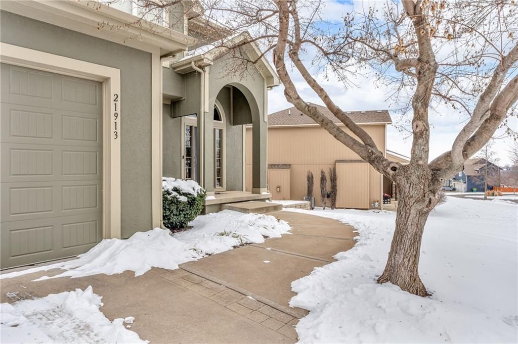 Photo of 21913 W 95th Terrace, Lenexa, KS 66220 (MLS # 2598283)