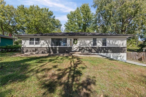 Photo of 806 Howard Lane, Liberty, MO 64068 (MLS # 2648402)
