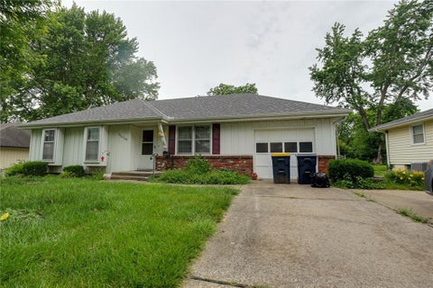 Photo of 11016 Stark Avenue, Kansas City, MO 64134 (MLS # 2625718)