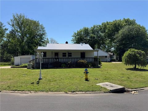 Photo of 489 Fieldcrest Drive, Pittsburg, KS 66762 (MLS # 2615347)