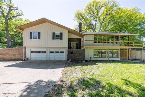 Photo of 3710 Lakeside Drive, St Joseph, MO 64503 (MLS # 2619443)