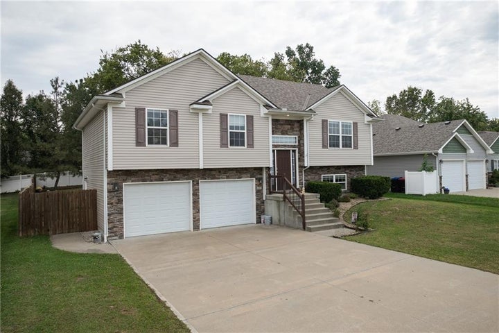 Photo 1 of 46 — 605 Oakmont Drive, Warrensburg, MO 64093