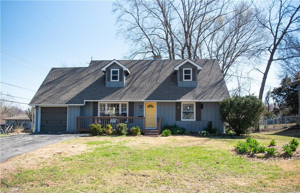 Photo of 13501 Applewood Drive, Grandview, MO 64030 (MLS # 2608199)