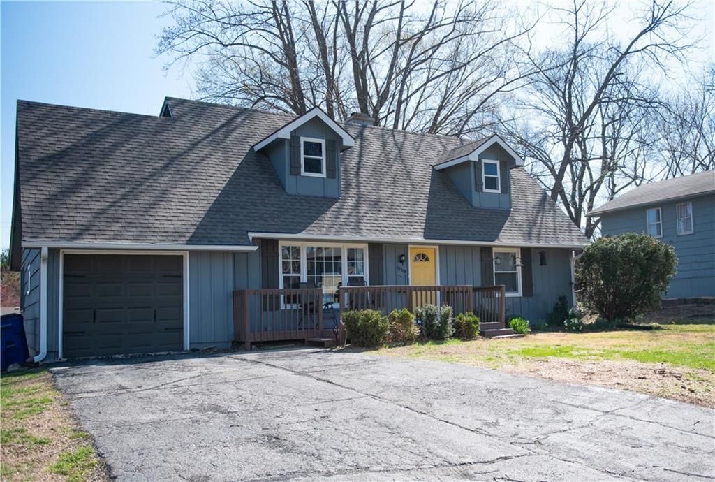 Photo of 13501 Applewood Drive, Grandview, MO 64030 (MLS # 2608199)