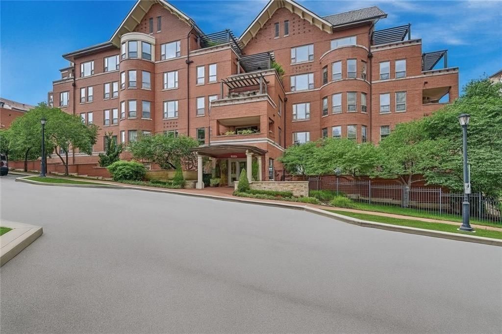 Photo of 4900 Central Street #104, Kansas City, MO 64112 (MLS # 2592500)