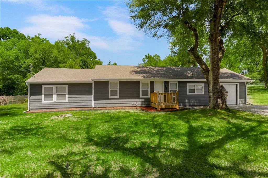 Photo of 2308 NW 53rd Terrace, Kansas City, MO 64151 (MLS # 2607618)