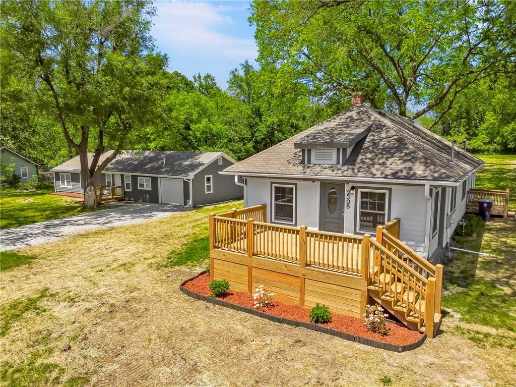 Photo of 2308 NW 53rd Terrace, Kansas City, MO 64151 (MLS # 2607618)