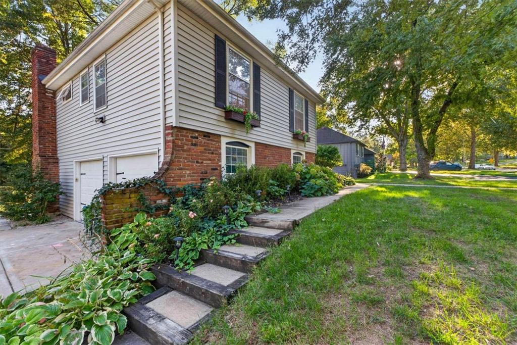 611 W Santa Fe Trail
