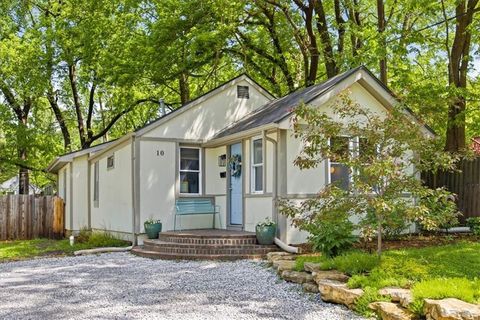 Photo of 10 W 82nd Terrace, Kansas City, MO 64114 (MLS # 2617694)
