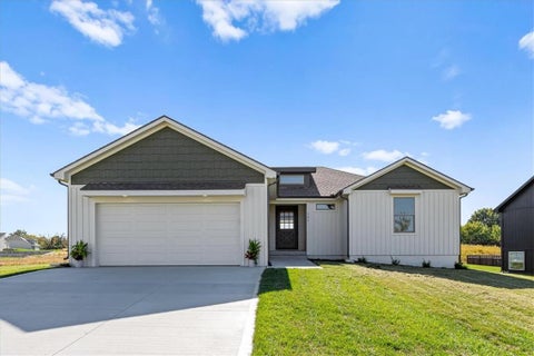 Photo of 701 SE 21st Street, Oak Grove, MO 64075 (MLS # 2648600)