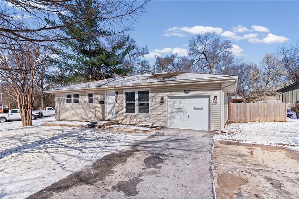 Photo of 1508 NE Shady Lane Drive, Gladstone, MO 64118 (MLS # 2607669)