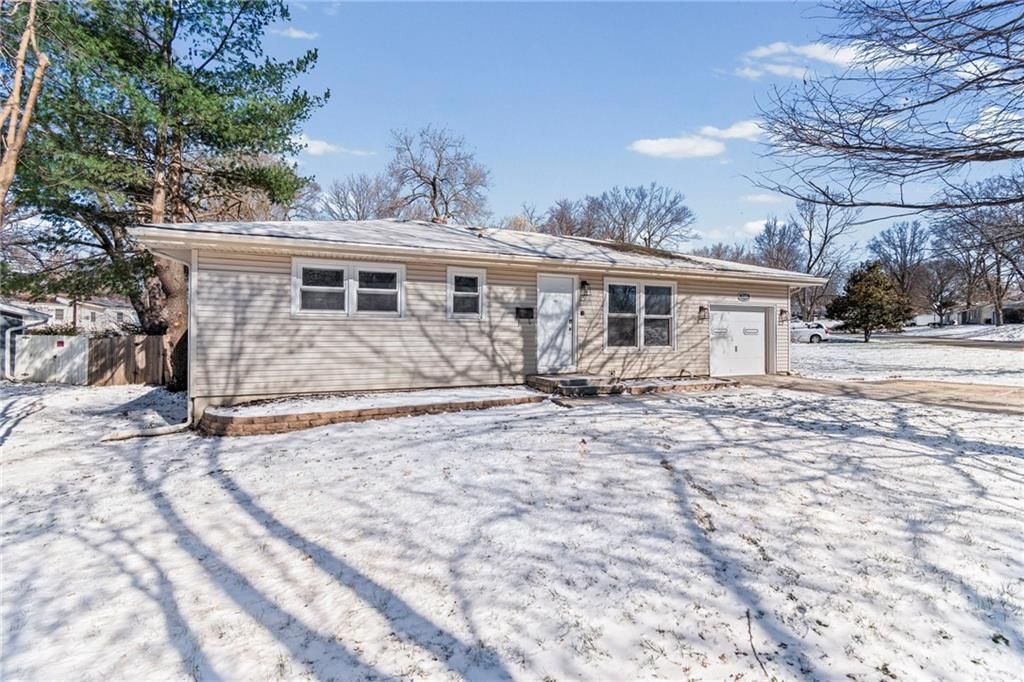 Photo of 1508 NE Shady Lane Drive, Gladstone, MO 64118 (MLS # 2607669)