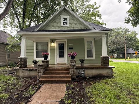 Photo of 602 N Catalpa Street, Pittsburg, KS 66762 (MLS # 2627263)
