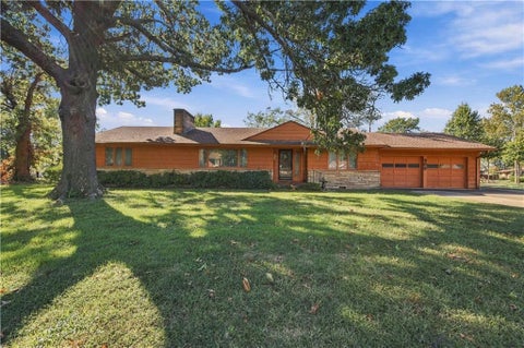 Photo of 300 Crestview Drive, Parsons, KS 67357 (MLS # 2648298)