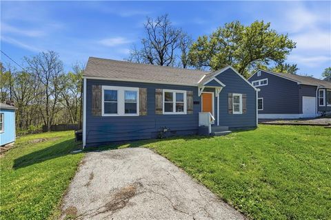 Photo of 5609 Oakland Avenue, Kansas City, MO 64129 (MLS # 2615241)
