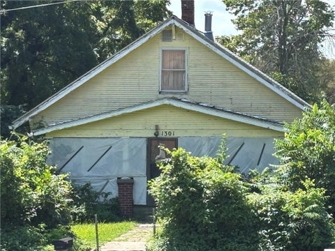 Photo of 1301 E Mechanic Avenue, Independence, MO 64050 (MLS # 2638972)