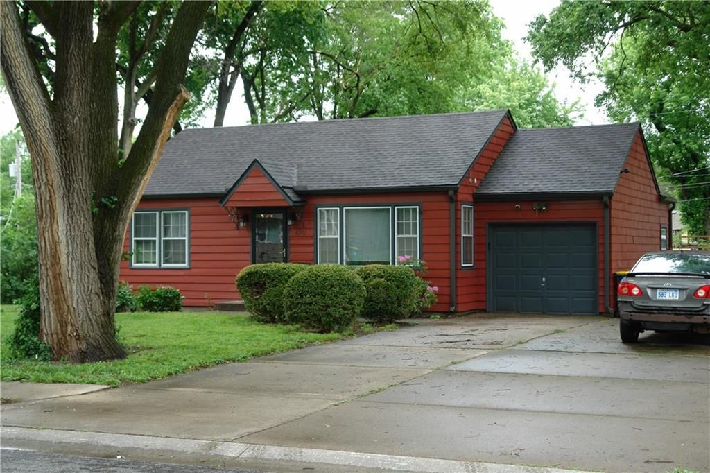 Photo of 8212 Mackey Street, Overland Park, KS 66204 (MLS # 2617140)