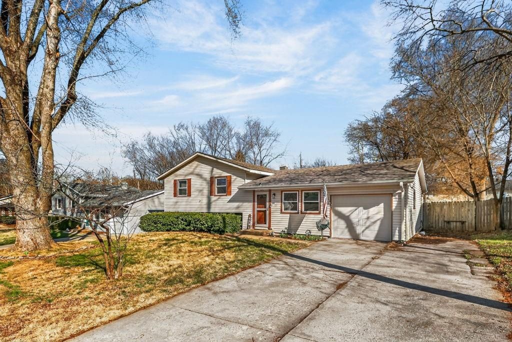 Photo of 822 Sherrill Avenue, Liberty, MO 64068 (MLS # 2603309)