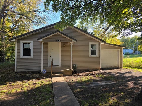 Photo of 342 E 6th Avenue, Garnett, KS 66032 (MLS # 2647493)