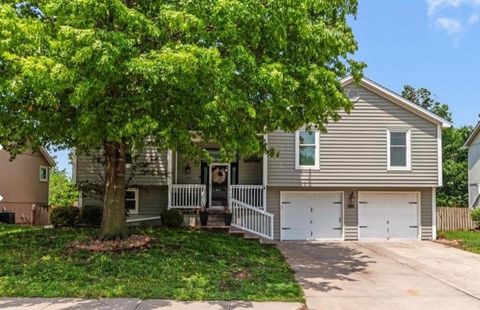 Photo of 1004 SE 10th Street, Lees Summit, MO 64081 (MLS # 2621935)