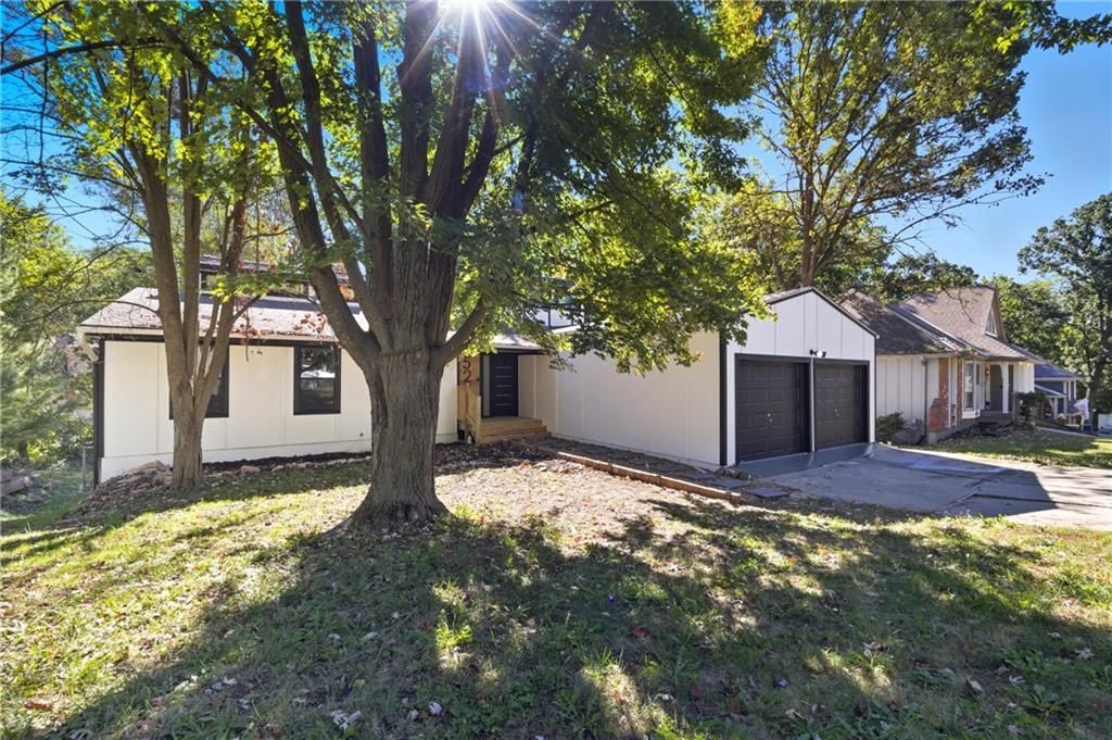 Photo of 527 Lancelot Drive, Liberty, MO 64068 (MLS # 2579567)