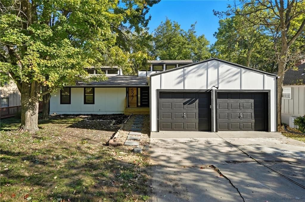 Photo of 527 Lancelot Drive, Liberty, MO 64068 (MLS # 2579567)