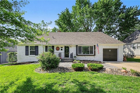 Photo of 7207 W 71st Terrace, Overland Park, KS 66204 (MLS # 2628315)