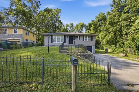 Photo of 3165 LONGWOOD Avenue, Kansas City, KS 66104 (MLS # 2628502)