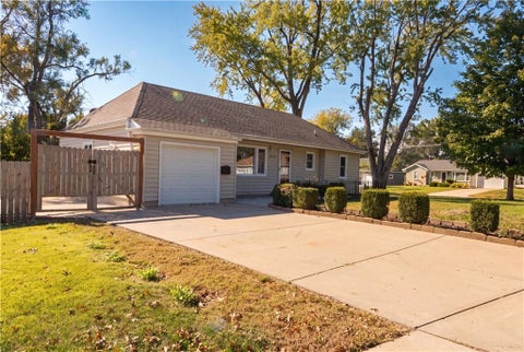 Photo of 9119 W 87th Terrace, Overland Park, KS 66212 (MLS # 2645574)