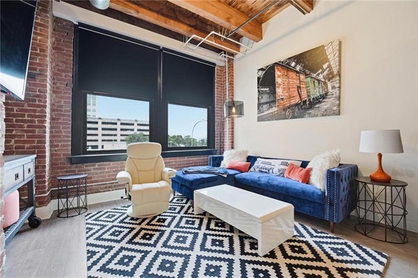 706 BROADWAY BLVD APT 201, KANSAS CITY, MO 64105 - Image c4049d04d607de6defe9e9b074654aa2/3080215542