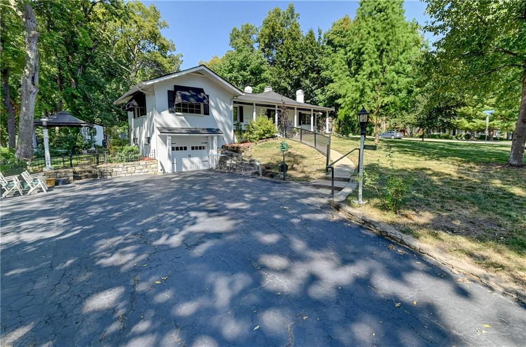 Shawnee, Kansas 66203, United States, 3 Bedrooms Bedrooms, ,2 BathroomsBathrooms,Residential,Pending,212088