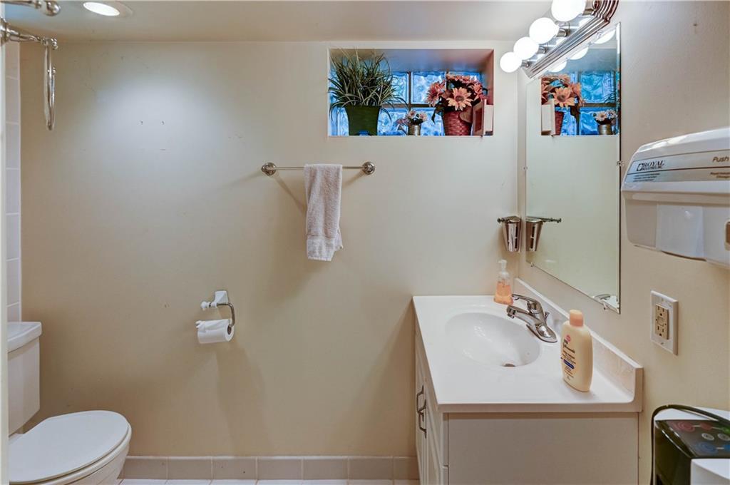 Shawnee, Kansas 66203, United States, 3 Bedrooms Bedrooms, ,2 BathroomsBathrooms,Residential,Pending,212088