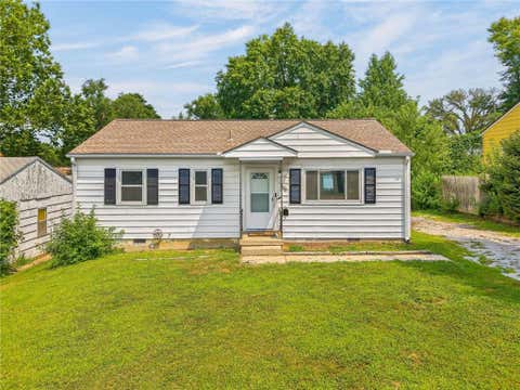 Photo of 2412 NE 59th Terrace, Kansas City, MO 64118 (MLS # 2635677)