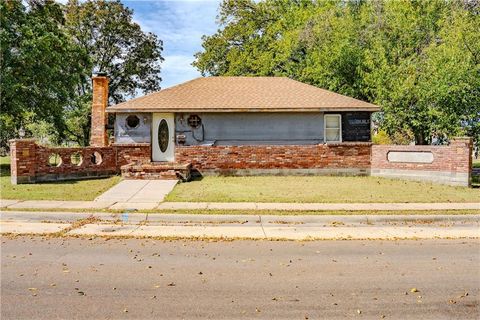 Photo of 634 N Oak Street, Iola, KS 66749 (MLS # 2581186)