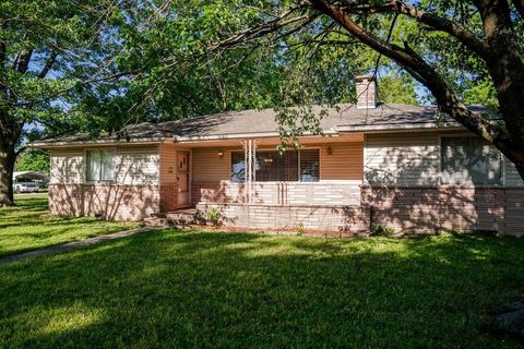 Photo of 2302 Crawford Avenue, Parsons, KS 67357 (MLS # 2619794)