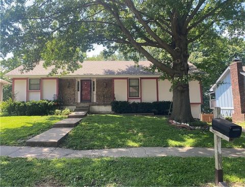 Photo of 8108 N Serene Avenue, Kansas City, MO 64152 (MLS # 2626336)